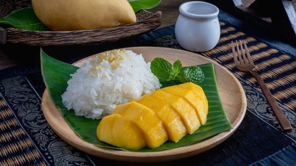 Une assiette alléchante de riz gluant à la mangue, un dessert thaïlandais populaire.