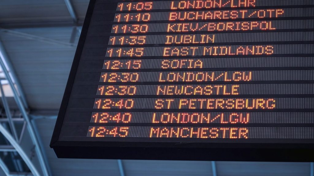 Panneau d'information sur les vols dans un aéroport
