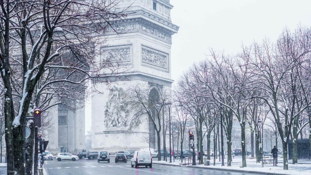 Une photo de Paris sous la neige